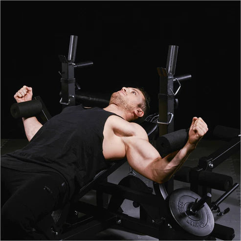 Uomo su panca pesi Gorilla Sports per allenamento bodybuilding, palestra fitness