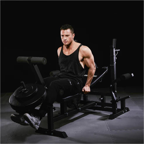 Uomo in palestra usa macchina leg press Gorilla Sports per allenamento bodybuilding fitness