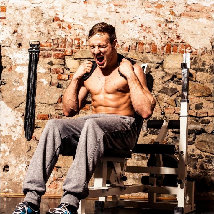 Uomo muscoloso su panca palestra Gorilla Sports, allenamento bodybuilding indoor