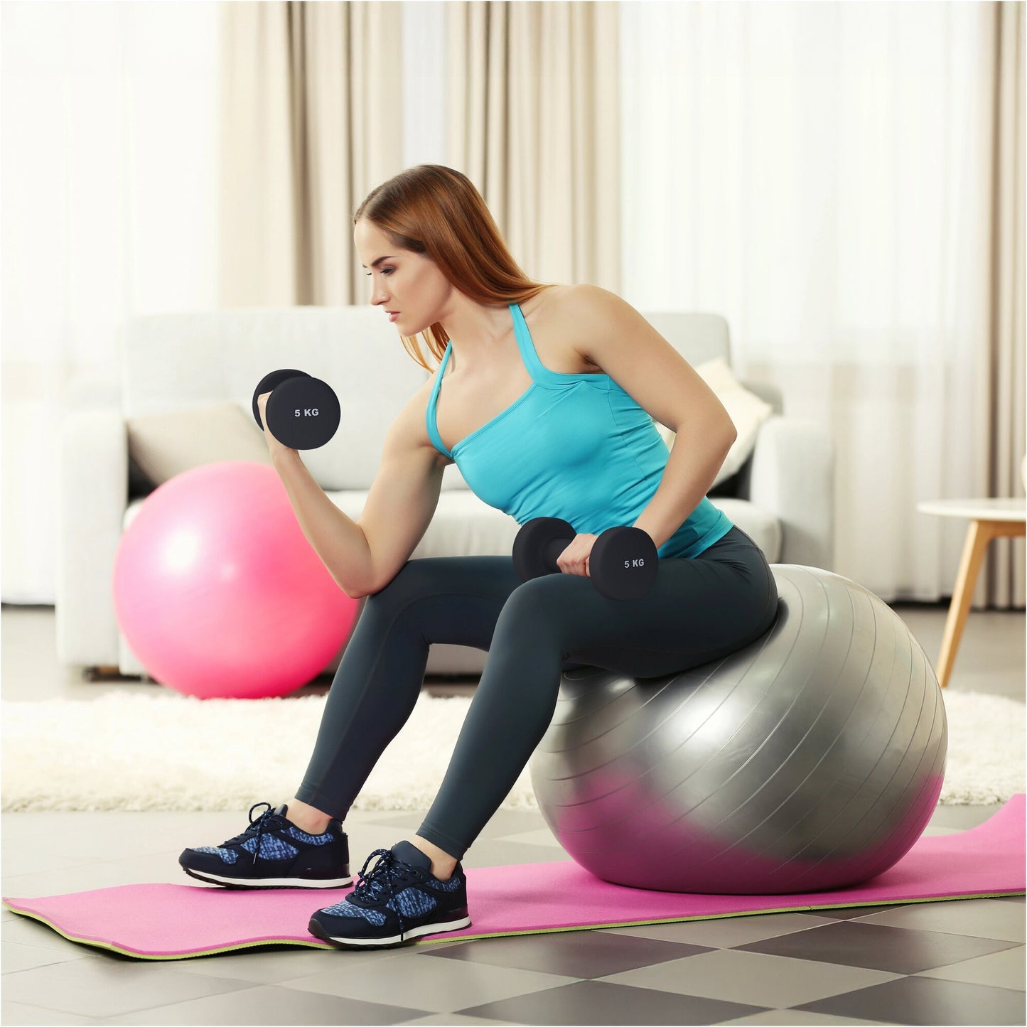 Donna fa esercizi con manubri da 5 kg su fitball in palestra domestica Gorilla Sports