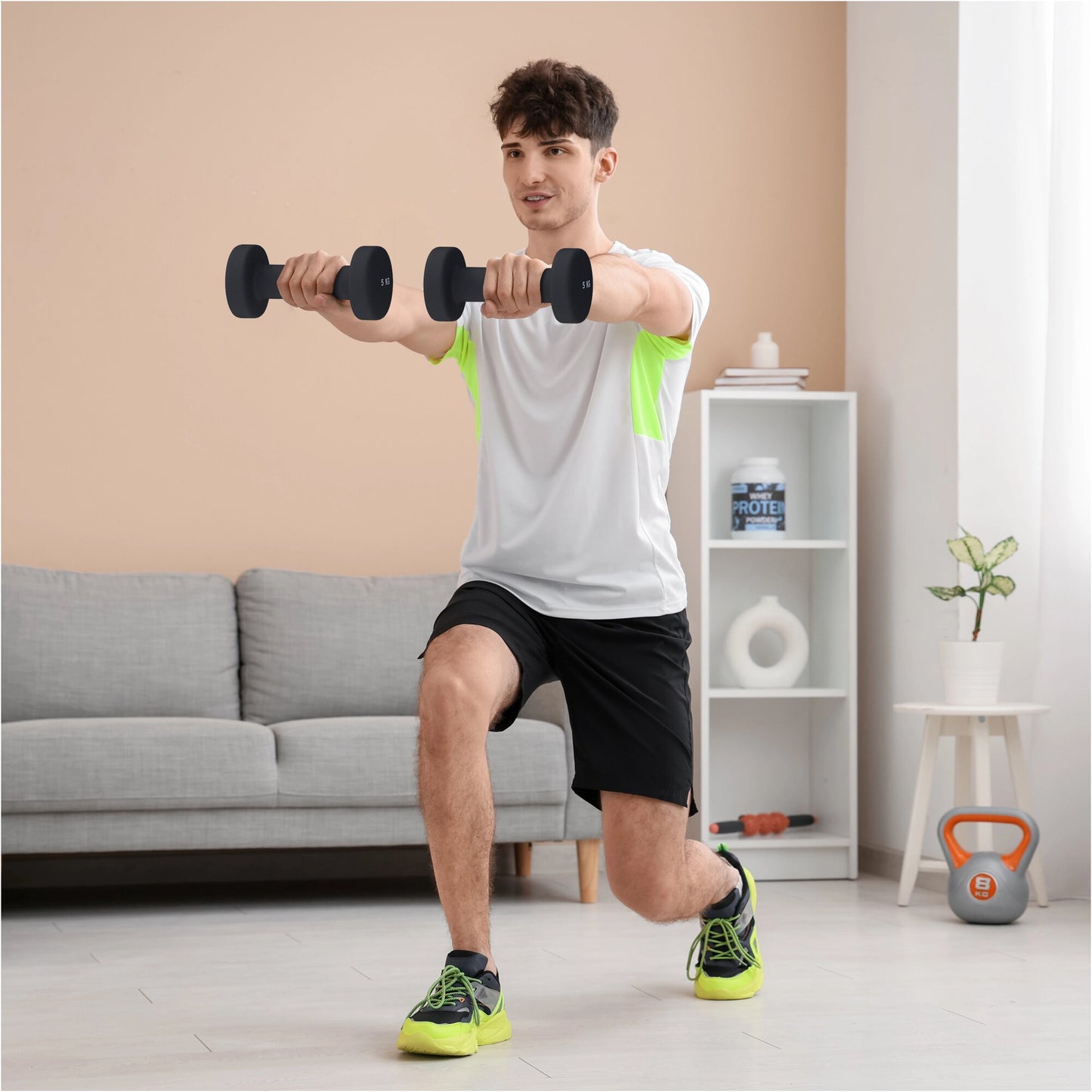 Uomo fa esercizio fitness con manubri in casa, body building Gorilla Sports IT