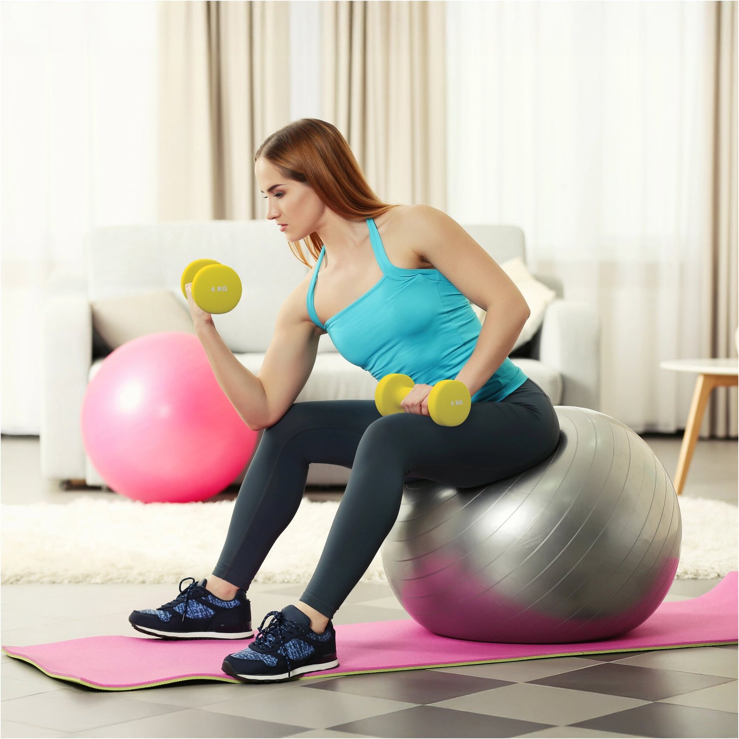 Donna fa allenamento fitness con manubri gialli su fitball, tappetino e palla rosa Gorilla Sports