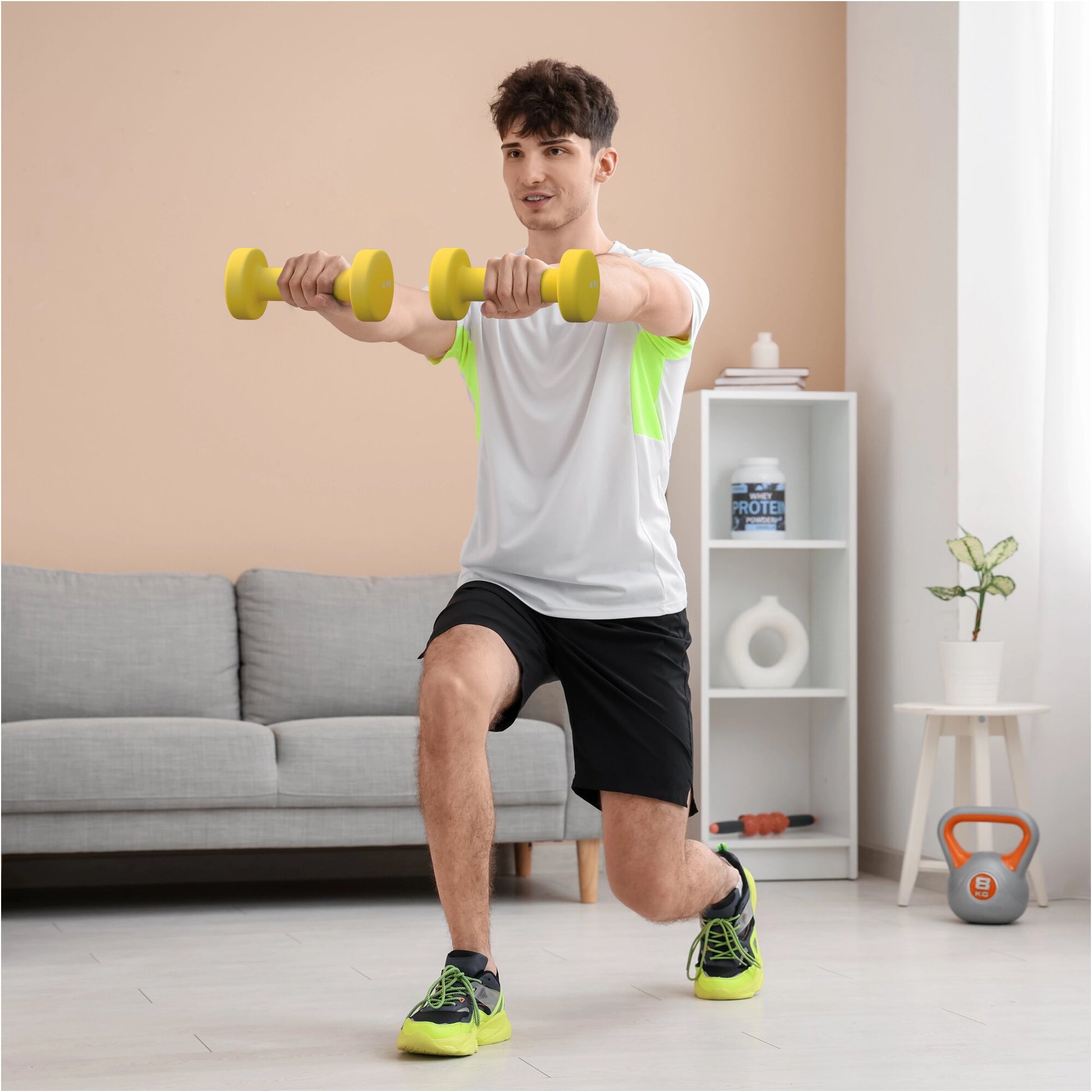 Uomo fa esercizi con manubri gialli in salotto, fitness e bodybuilding Gorilla Sports.
