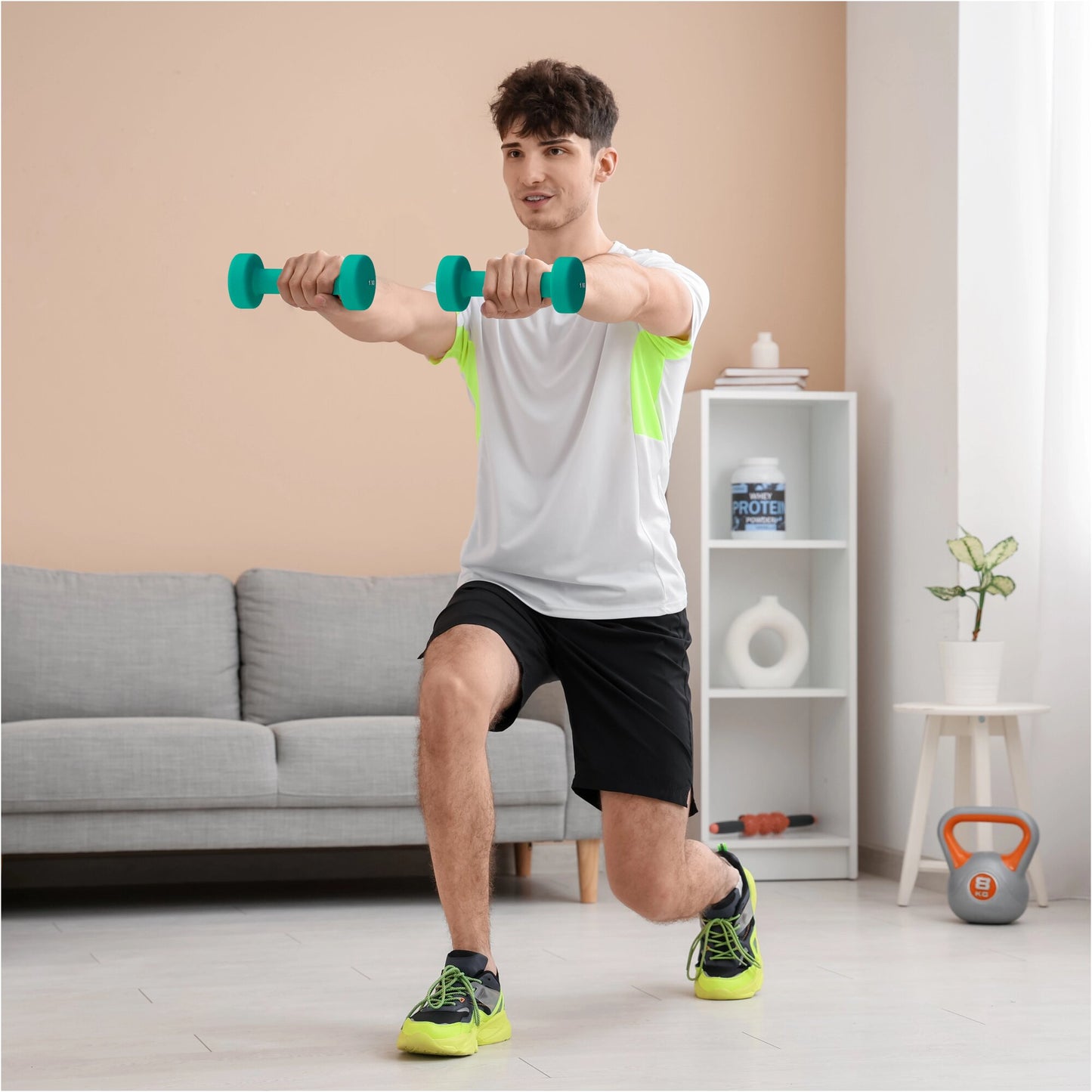 Uomo che fa esercizio fitness con manubri in soggiorno, attrezzatura Gorilla Sports