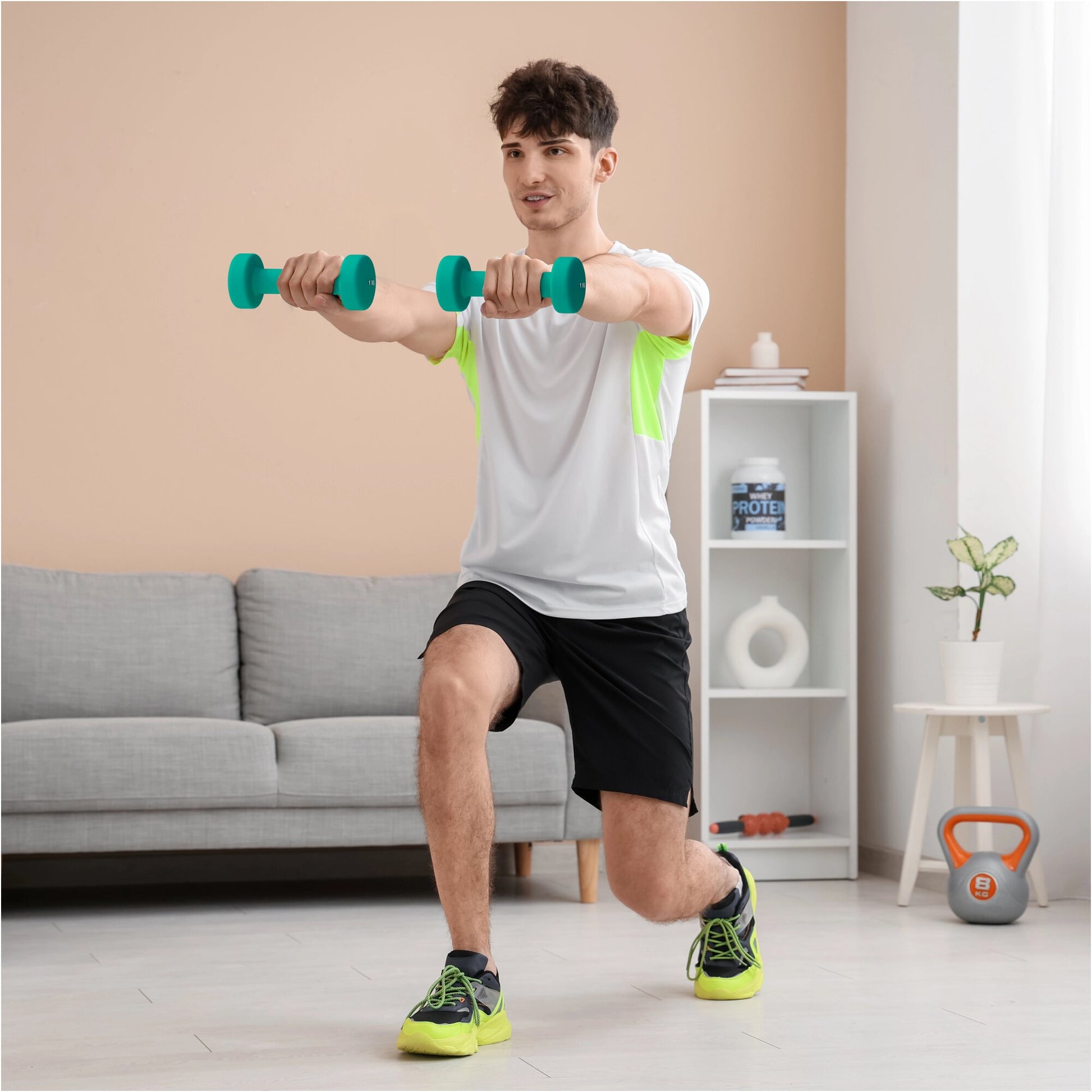 Uomo che fa esercizio fitness con manubri in soggiorno, attrezzatura Gorilla Sports