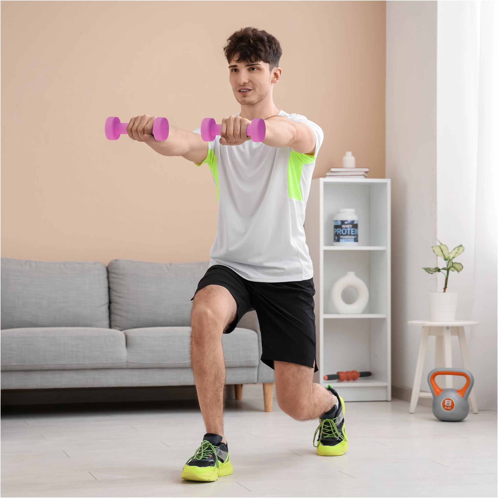 Ragazzo fa esercizi fitness con manubri rosa in salotto, Gorilla Sports IT