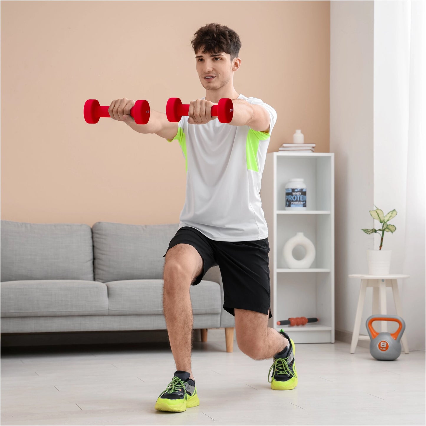 Uomo fa esercizi fitness con manubri rossi in salotto, attrezzi Gorilla Sports IT