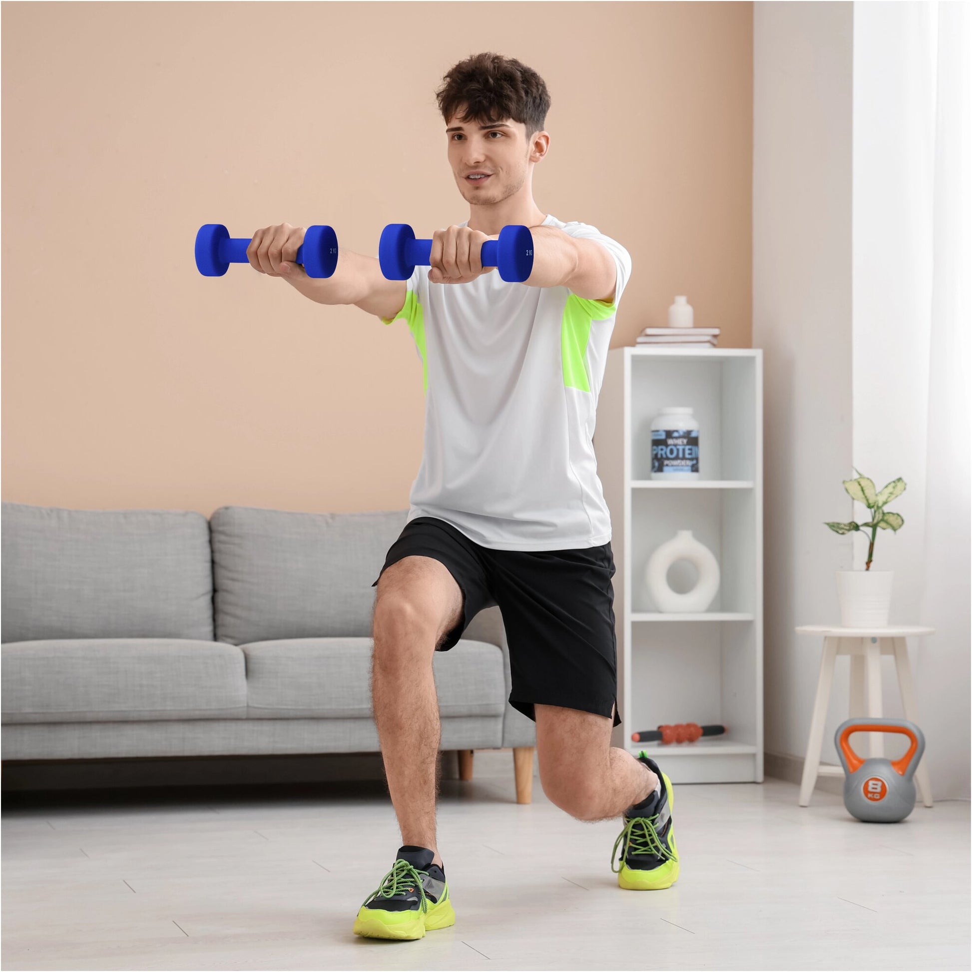 Uomo fa esercizi fitness con manubri blu in salotto, attrezzatura Gorilla Sports IT