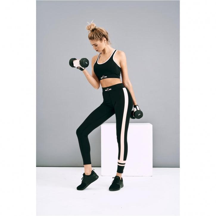 Donna che fa esercizi fitness con manubri, abbigliamento Gorilla Sports, sfondo grigio chiaro.