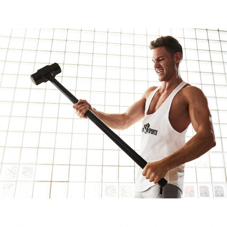 Uomo muscoloso con canotta Gorilla Sports solleva mazza da allenamento, fitness bodybuilding