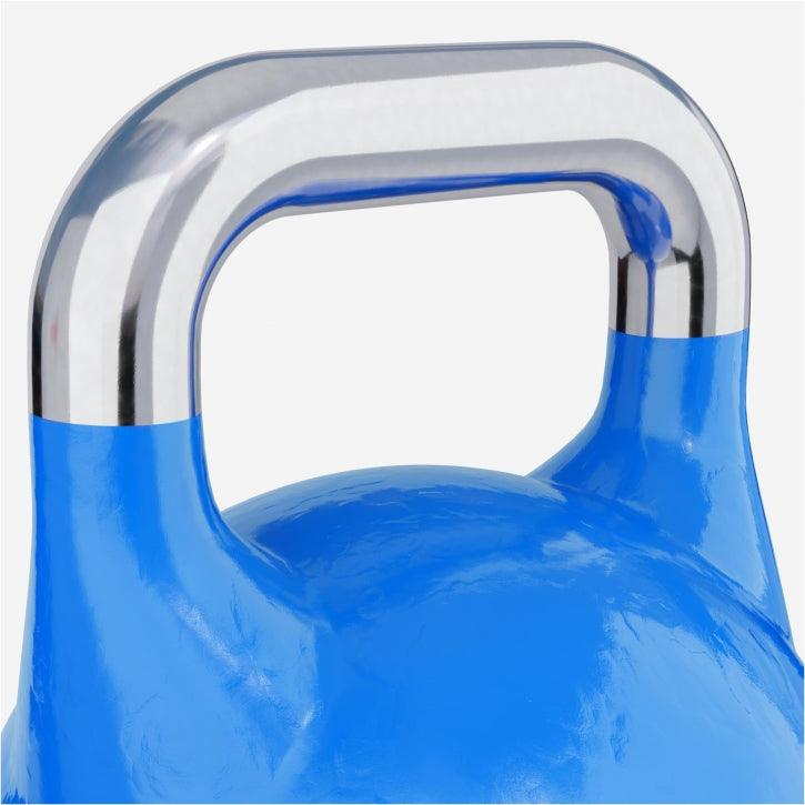 Dettaglio di kettlebell blu Gorilla Sports con manico cromato, attrezzo fitness e bodybuilding.