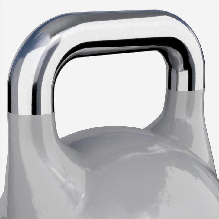 Manico cromato di kettlebell in primo piano, attrezzo fitness Gorilla Sports