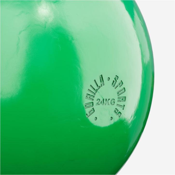 Kettlebell verde Gorilla Sports 24KG per bodybuilding e fitness, dettaglio del logo.