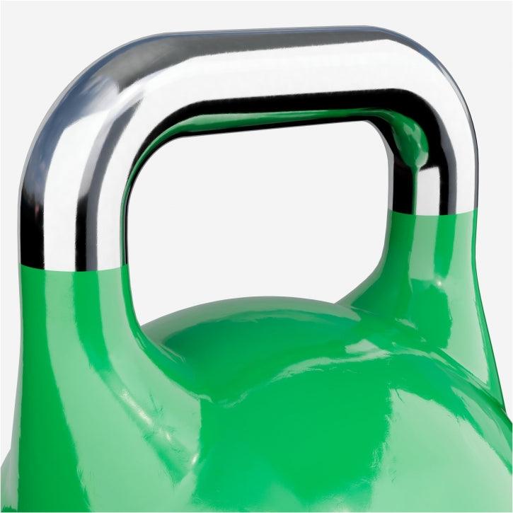 Kettlebell verde in primo piano, attrezzo palestra Gorilla Sports per fitness e bodybuilding