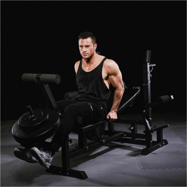 Uomo in palestra su panca multifunzione Gorilla Sports, attrezzi bodybuilding fitness
