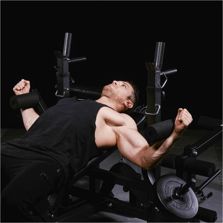 Uomo su panca pesi Gorilla Sports in palestra per allenamento bodybuilding fitness