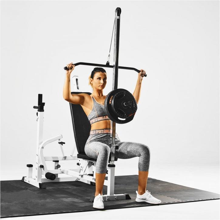Donna in palestra usa lat machine Gorilla Sports per allenamento fitness e bodybuilding