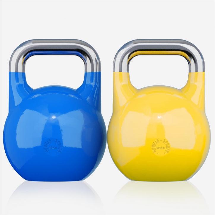Due kettlebell professionali Gorilla Sports, uno blu e uno giallo, su sfondo bianco.
