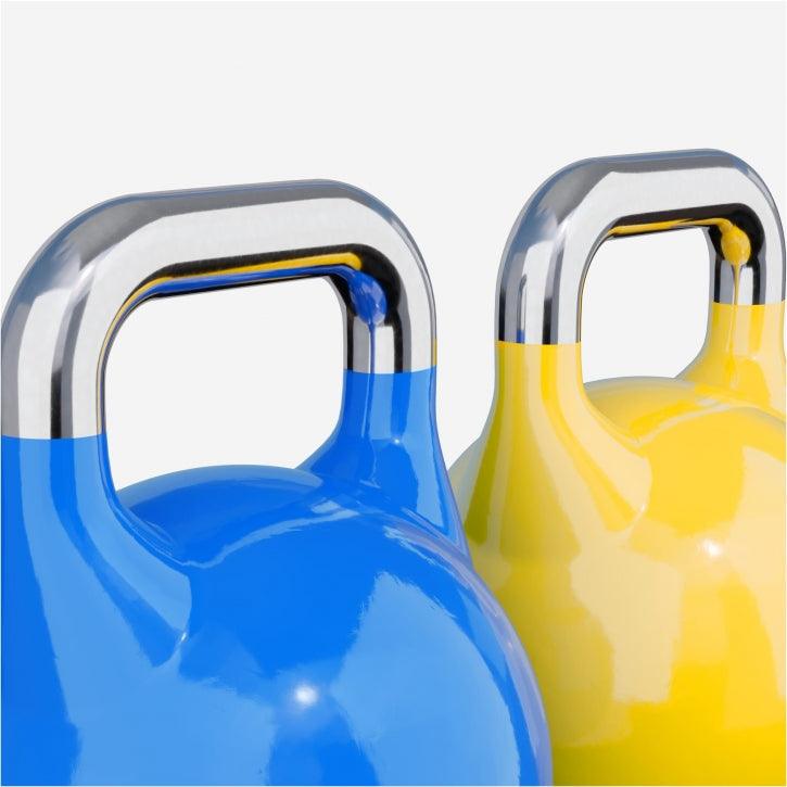 Due kettlebell professionali Gorilla Sports, uno blu e uno giallo, per fitness e bodybuilding.