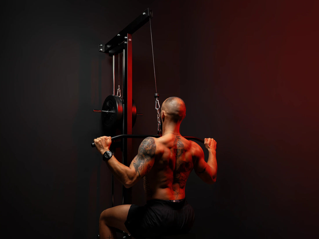 atleta durante l'allenamento alla lat machine in Home Gym
